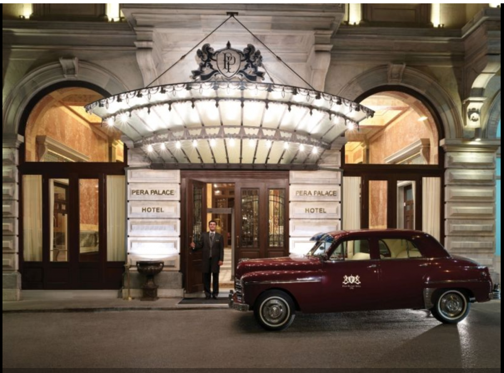Işıklı kanopili Pera Palace Oteli girişi klasik otomobil ve kapıcı