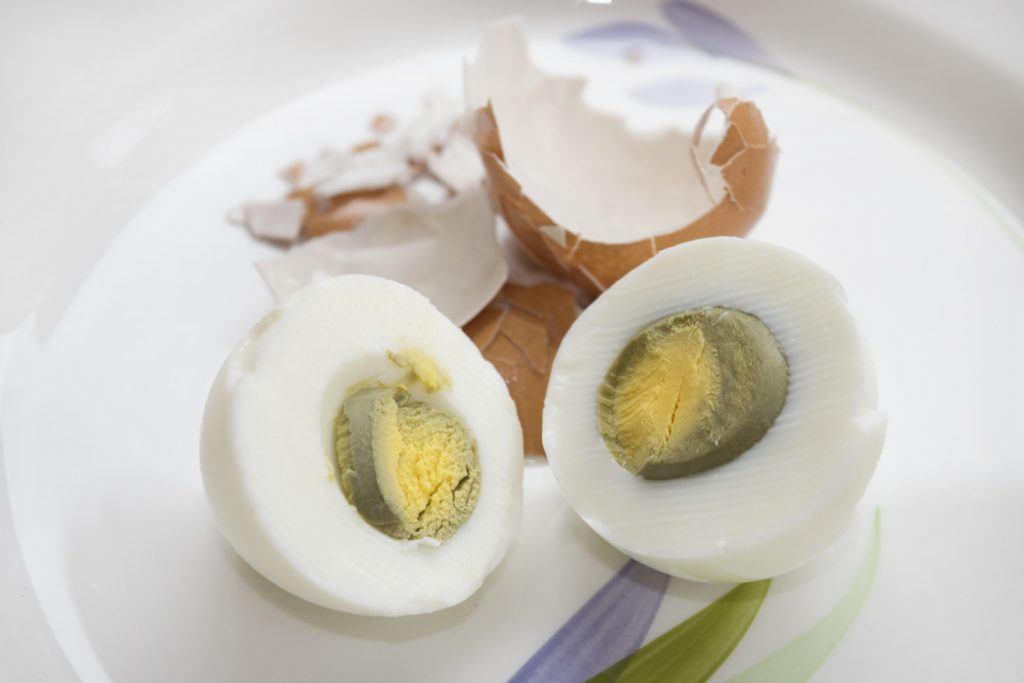 Fazla pişmiş yumurta sarısı etrafında yeşilimsi gri halkalı haşlanmış yumurtalar