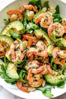 Baharatlı karides, dilimlenmiş avokado ve taze yeşillik içeren salata