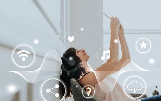 Kulaklıklı kadın dijital simgelerle çevrili, müzik ve teknoloji keyfi