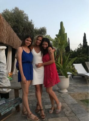 Anne ve kızları yazlık bir ortamda neşeyle sarılıyor
