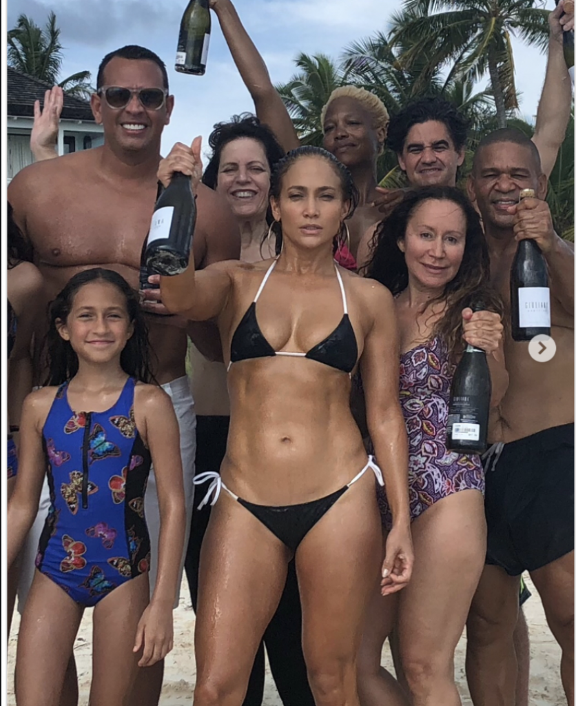 Jennifer Lopez, Alex Rodriguez ve arkadaşları plajda şampanya şişeleriyle