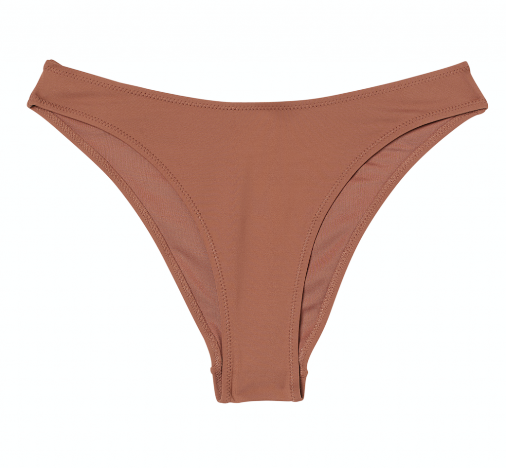 Kahverengi yüksek kesimli bikini altı beyaz arka planda