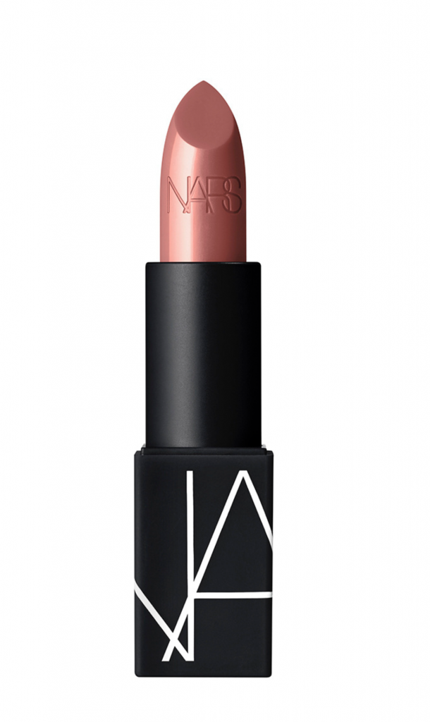 NARS ruj, şeftali-nude tonlarında, siyah logolu ambalajda