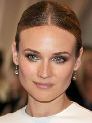 Diane Kruger'ın mavi gözleri hafif makyaj ve topuz saçla yakın çekim