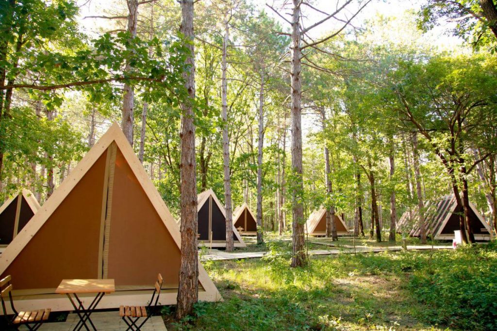 Orman içinde modern A-frame çadırlar doğa konaklaması glamping alanı
