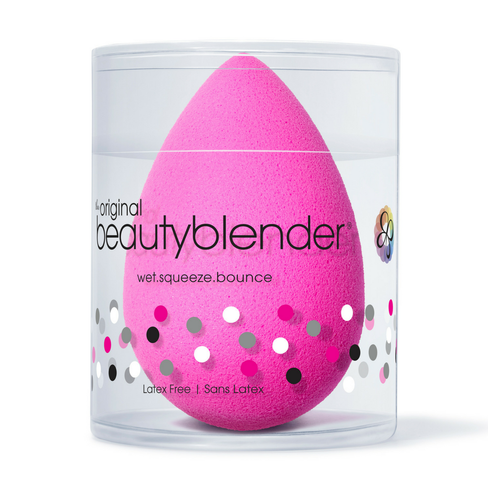 Pembe Beautyblender makyaj süngeri şeffaf kutusunda sergileniyor