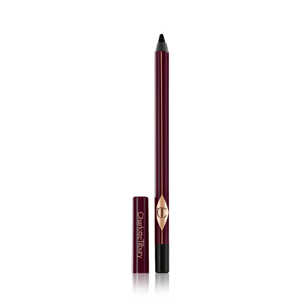 Charlotte Tilbury koyu renk eyeliner kalemi, kapağı açık, dik duruyor