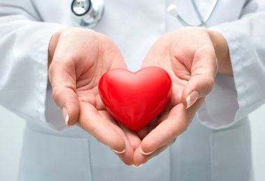 Doktor ellerinde kırmızı kalp sağlık ve şefkat sembolü