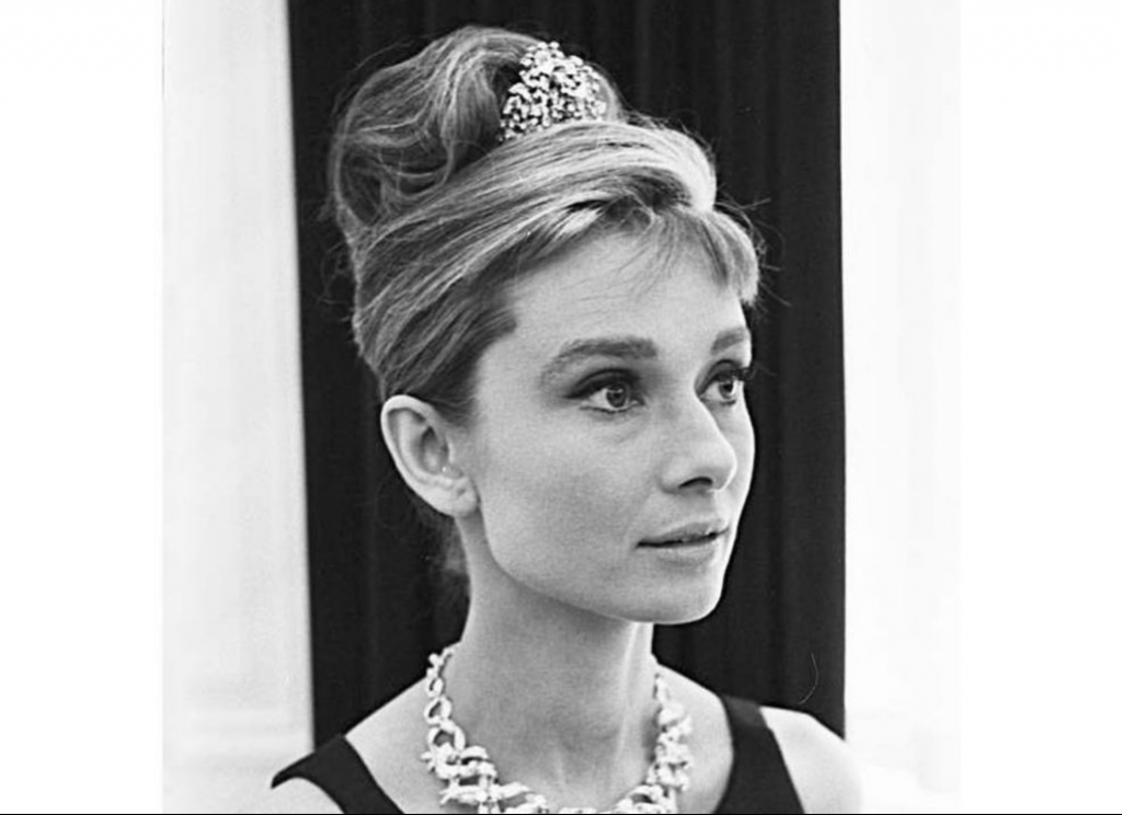 Audrey Hepburn siyah beyaz portre topuz saçlı şık kolye takmış