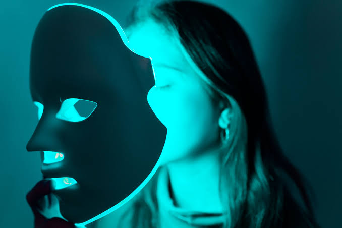 Mavi LED maske ile cilt gençleştirme tedavisi alan kadın