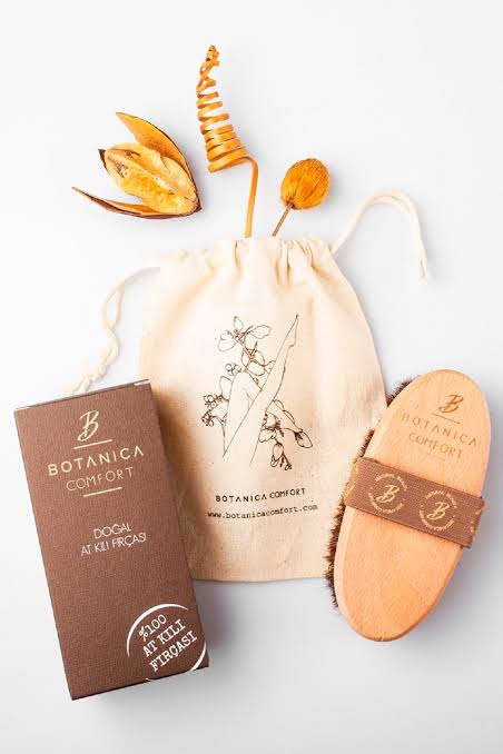 Botanica Comfort doğal at kılı fırçası kutusu ve bez çantasıyla beyaz zeminde