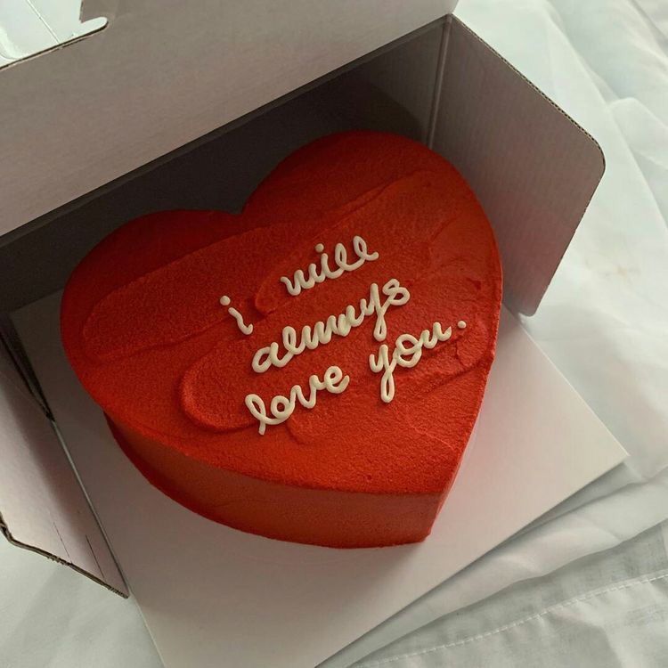 Kutu içinde "i will always love you" yazılı kırmızı kalp şeklinde pasta