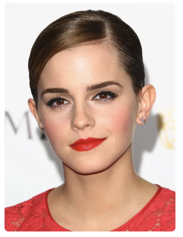 Emma Watson'ın kırmızı rujlu ve toplanmış saçlı yakın çekim portresi