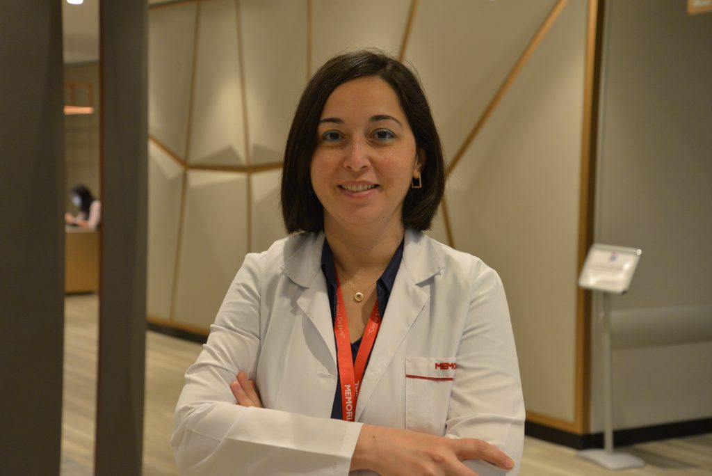 Beyaz önlüklü gülümseyen kadın doktor ofis ortamında