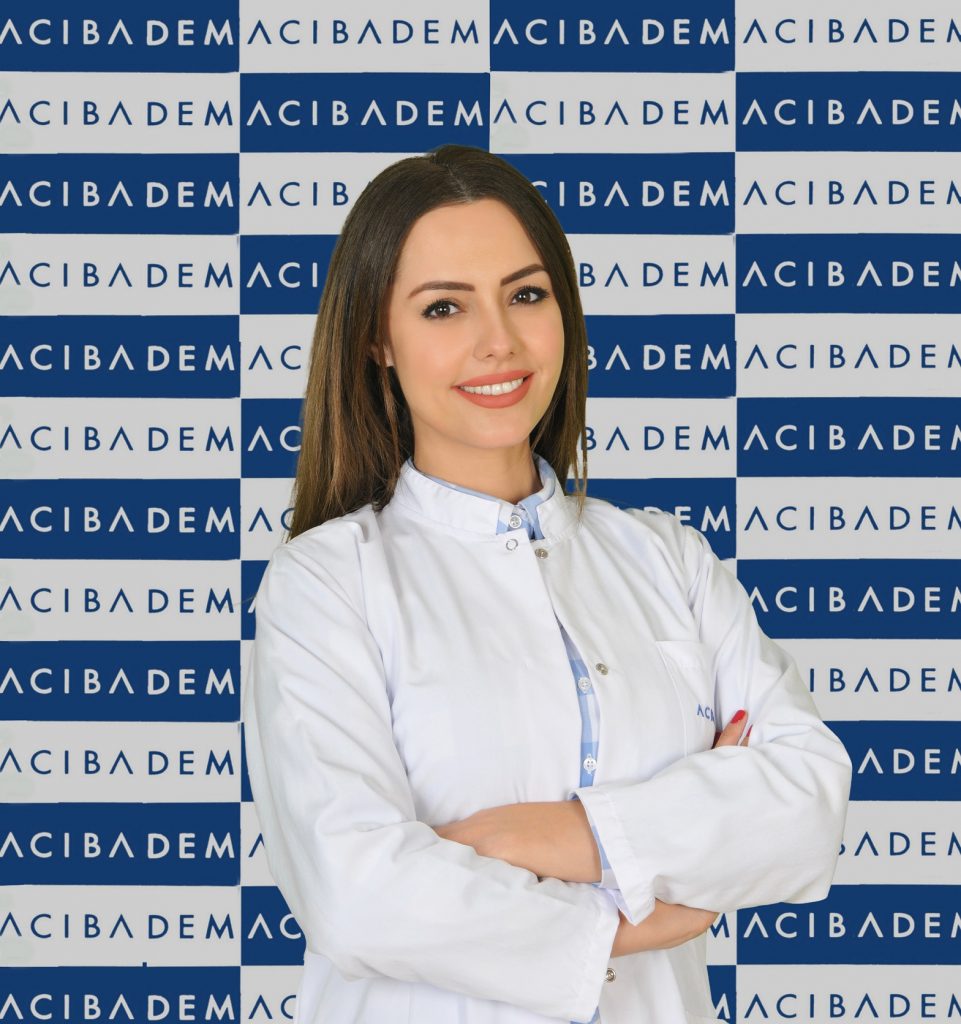 BEYAZ ÖNLÜKLÜ KADIN DOKTOR ACIBADEM HASTANESİNDE UZMAN PSİKOLOG DUYGU KODAK