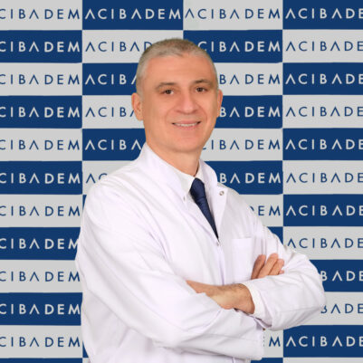 Acıbadem zemininde gülümseyen beyaz önlüklü kolları bağlı erkek doktor