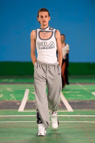 Fila Y/Project atletli model, eşofman ve spor ayakkabılarla podyumda yürüyor