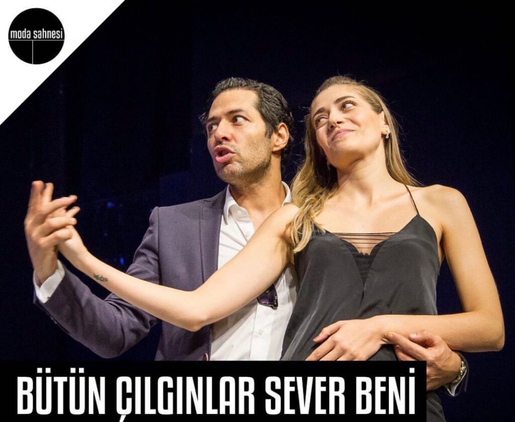 Moda Sahnesi'nden bir oyunda dramatik ifadelerle iki oyuncu