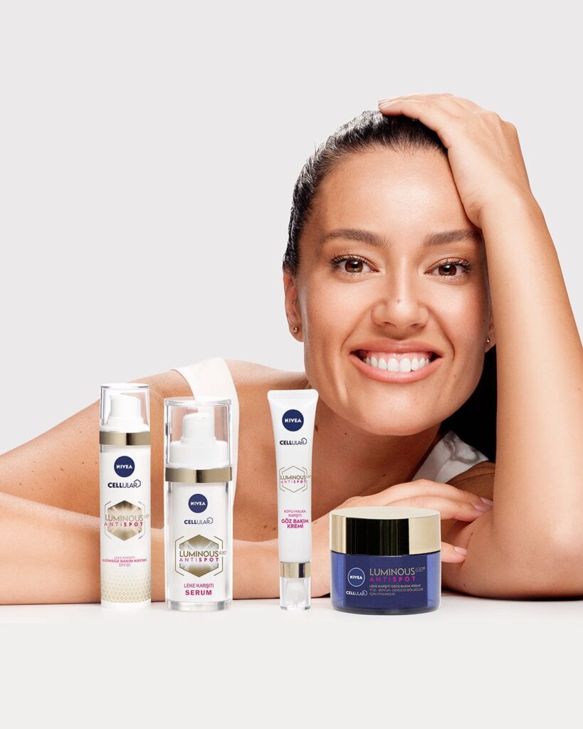Gülümseyen kadın Nivea Luminous Antispot cilt bakım ürünleriyle