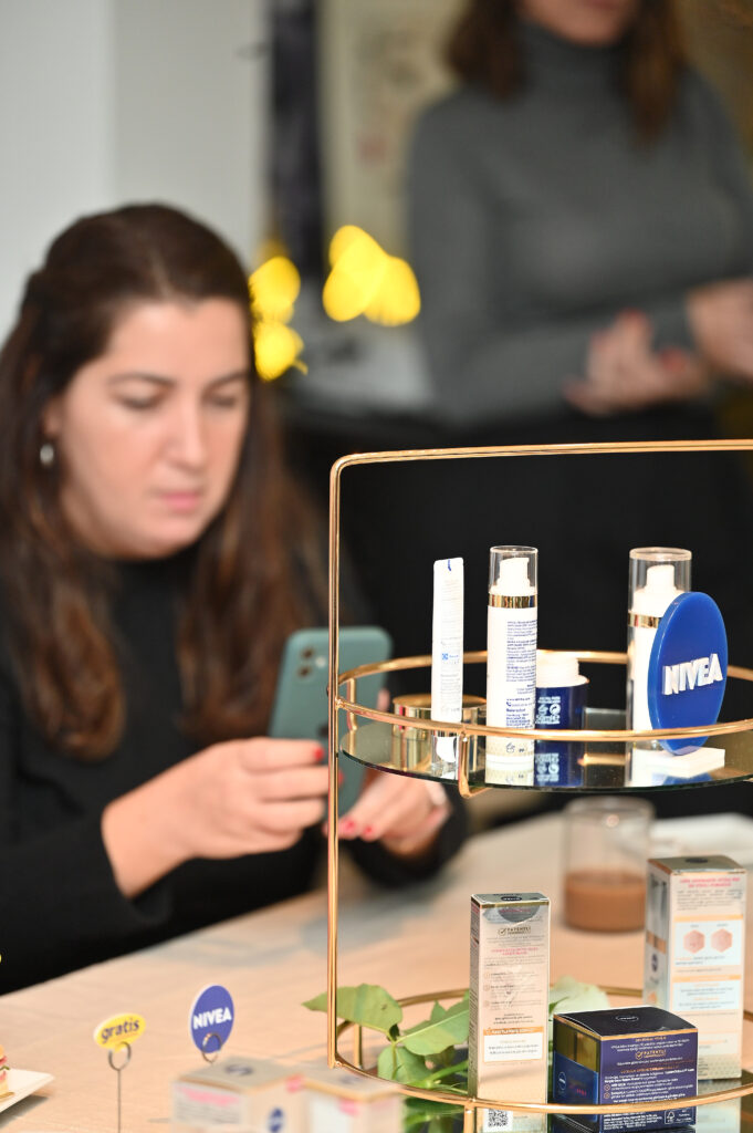 Bir kadın Nivea ürünlerini sergileyen standın fotoğrafını çekiyor
