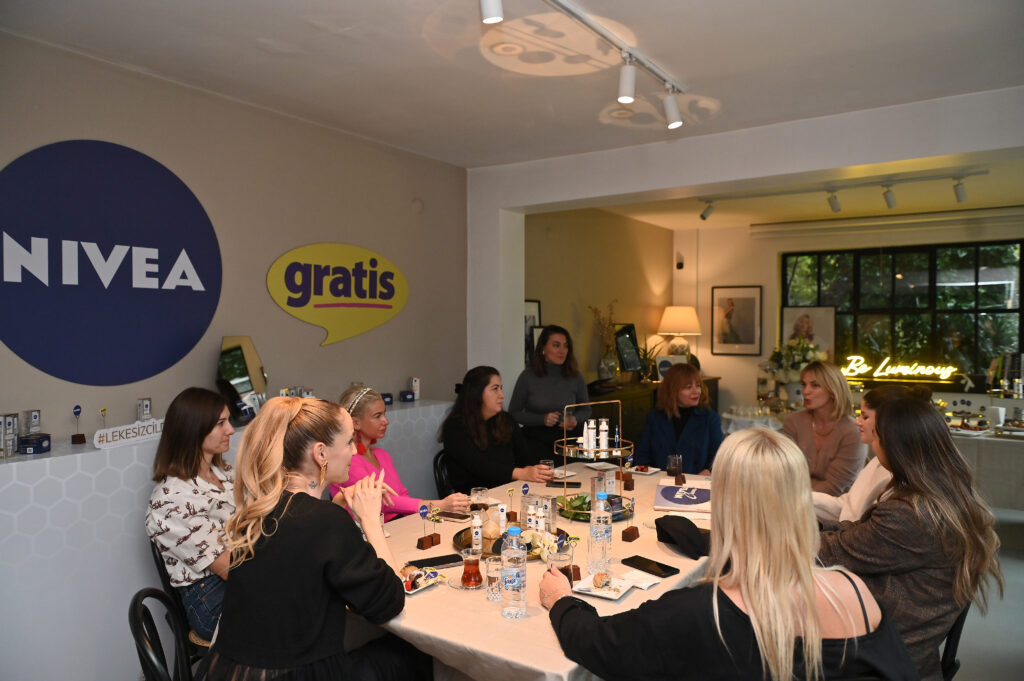 Nivea ve Gratis etkinliğinde kadınlar ürünler hakkında sohbet ediyor