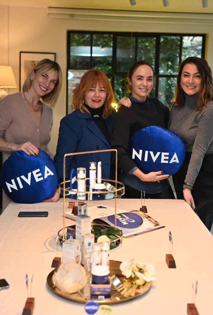 NIVEA marka ürünleriyle poz veren gülümseyen dört kadın