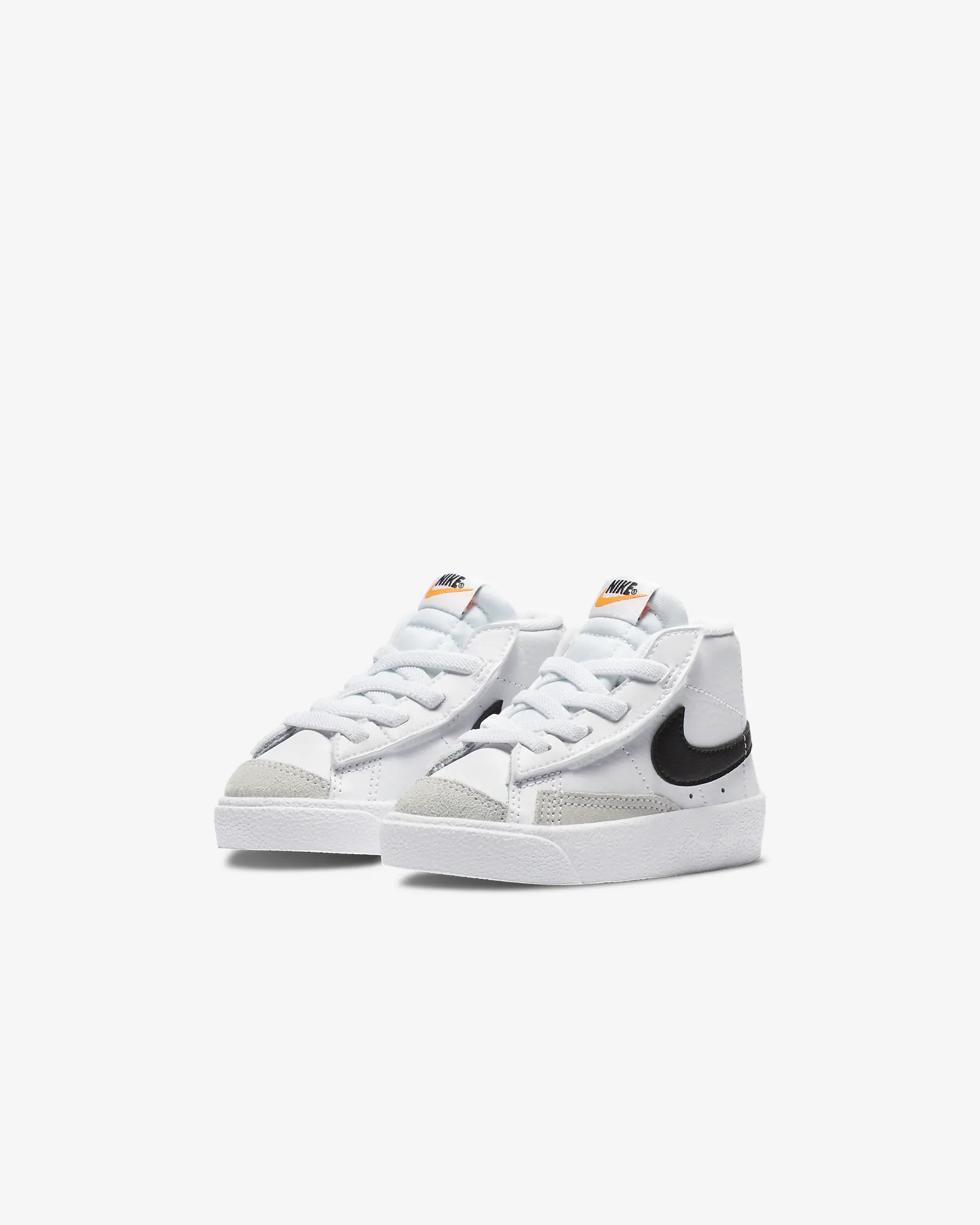 Beyaz Nike bebek spor ayakkabıları siyah swoosh turuncu logo