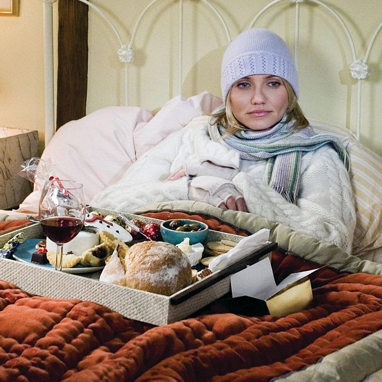 Cameron Diaz yatakta sıcak giyinmiş, önünde yemek tepsisiyle