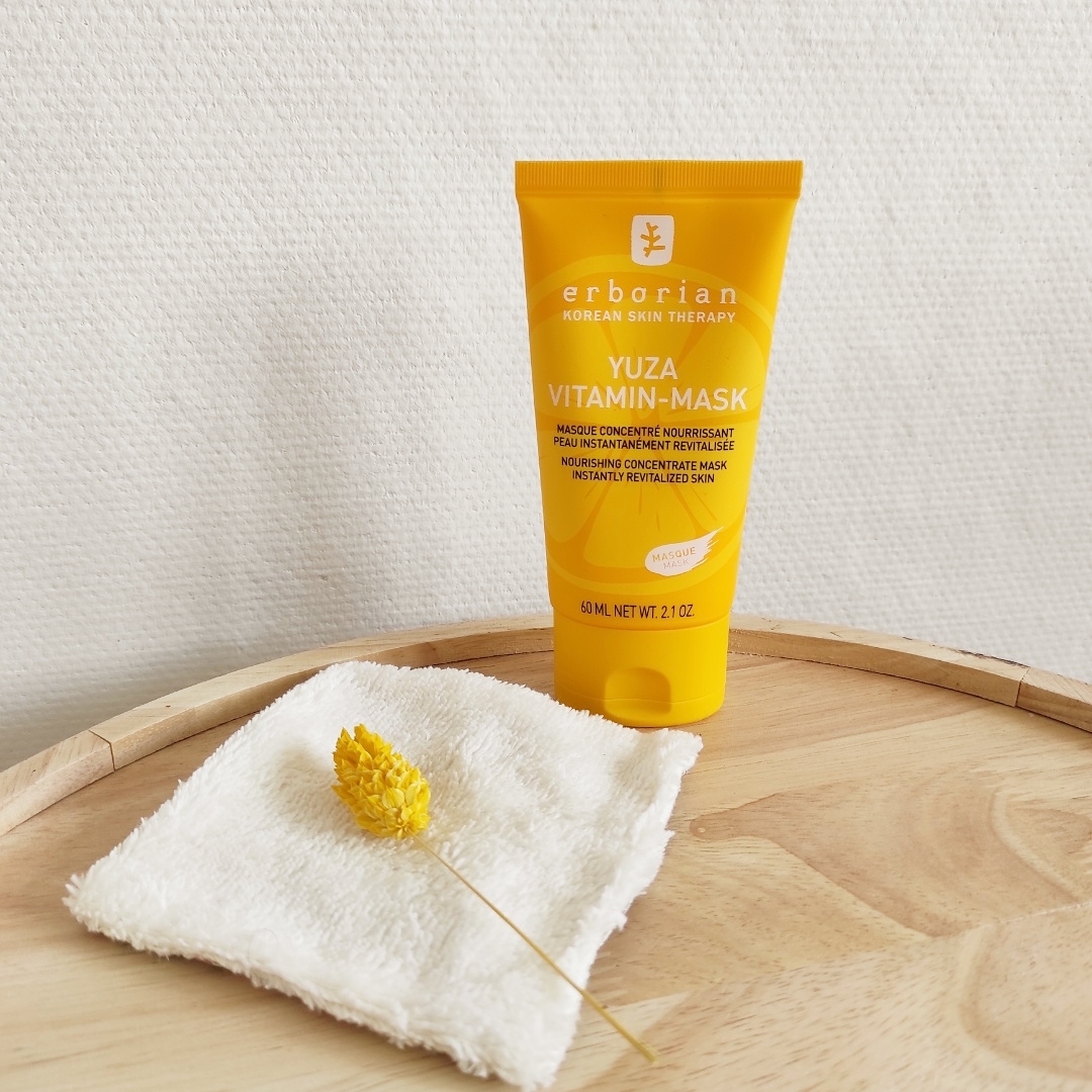 Erborian Yuza Vitamin-Maske beyaz bez sarı çiçek ahşap tepsi üzerinde