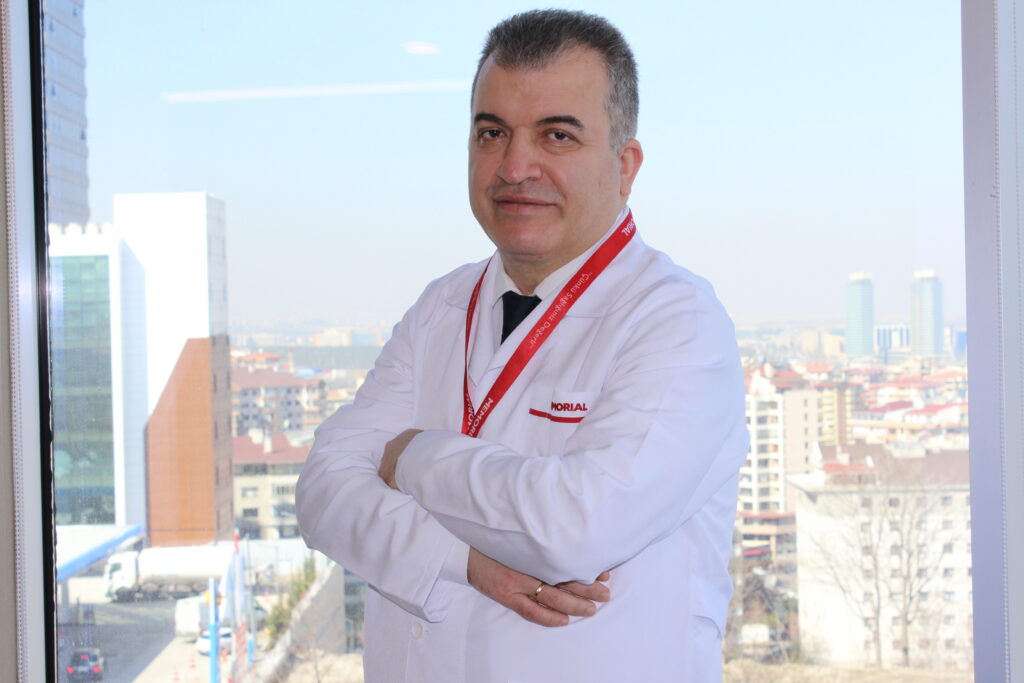 Beyaz önlüklü doktor şehir manzaralı pencere önünde ayakta duruyor