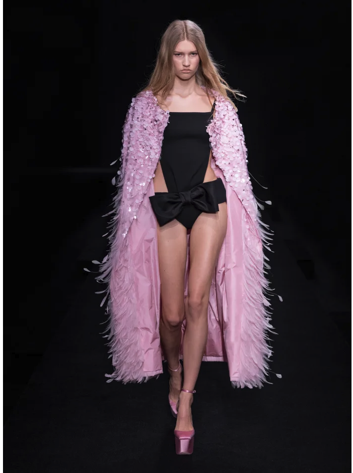 Pembe tüylü palto, siyah mayo ve pembe topuklu ayakkabılı model