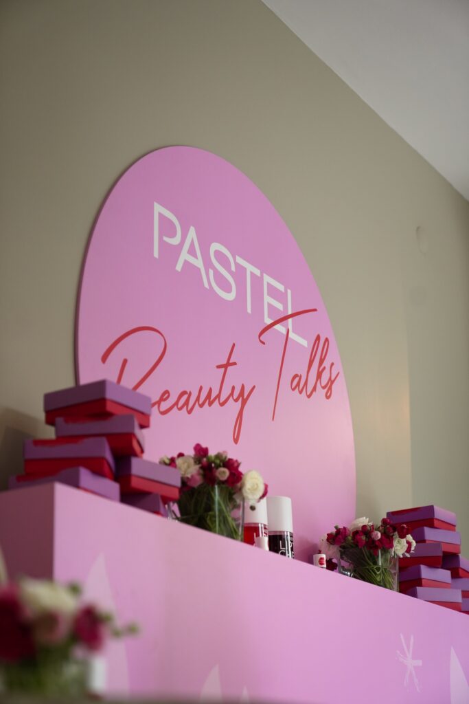 Pembe Pastel Beauty Talks tabelası, hediyeler, çiçekler ve kozmetik ürünleri