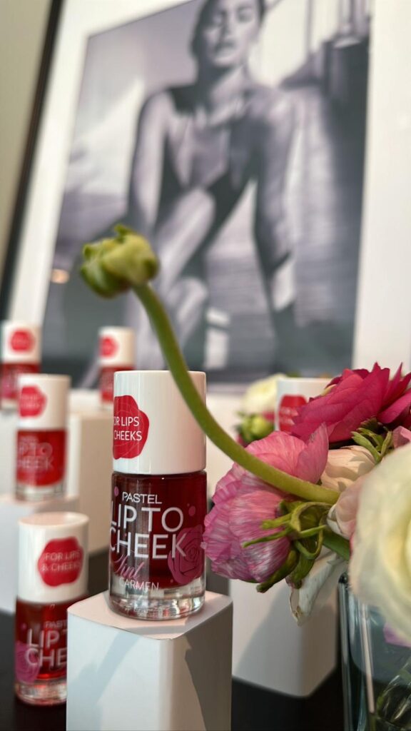 Pastel Lip To Cheek Tint ürünleri ve çiçeklerle süslü vitrin