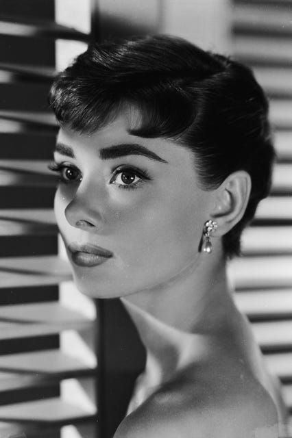 Audrey Hepburn'un klasik siyah beyaz portresi, zarif bakışıyla öne çıkıyor