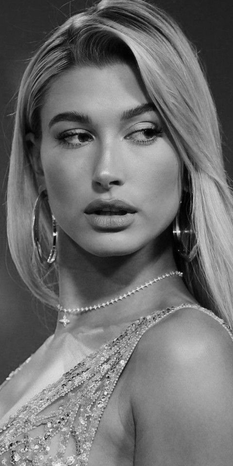 Hailey Bieber siyah beyaz yakın çekim sarı saç parlak elbise küpe
