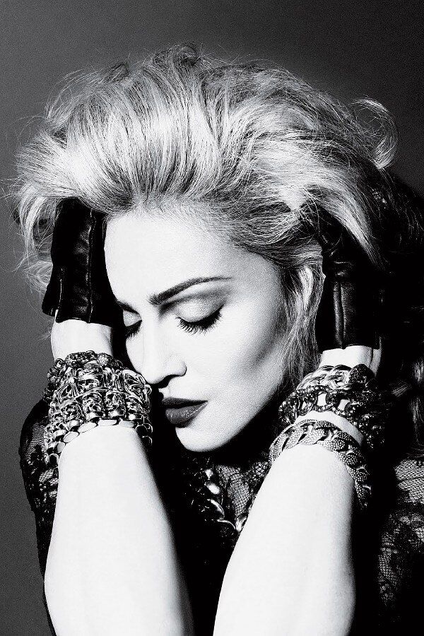 Madonna siyah beyaz portre büyük saçları ve bilezikleriyle