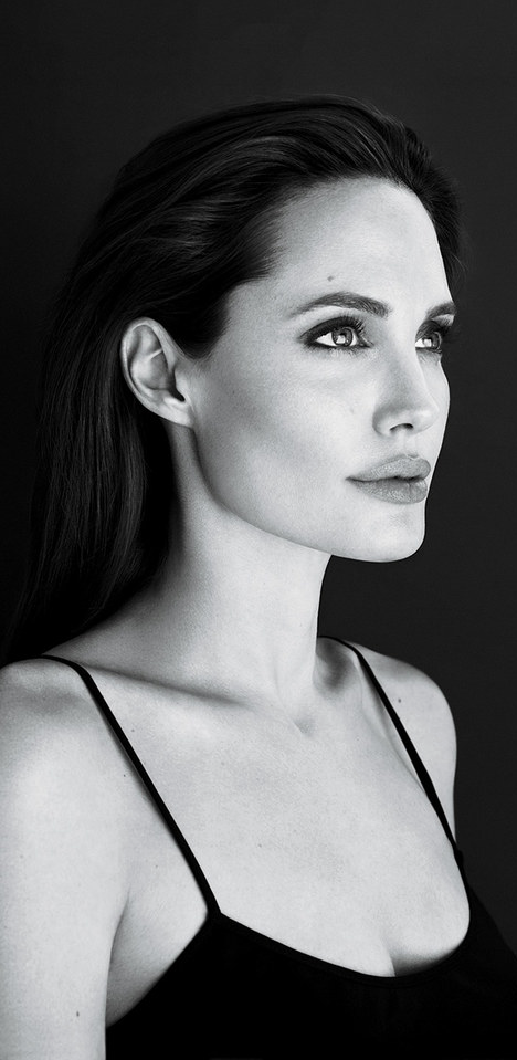 Angelina Jolie'nin yandan çekilmiş, siyah beyaz, şık portresi