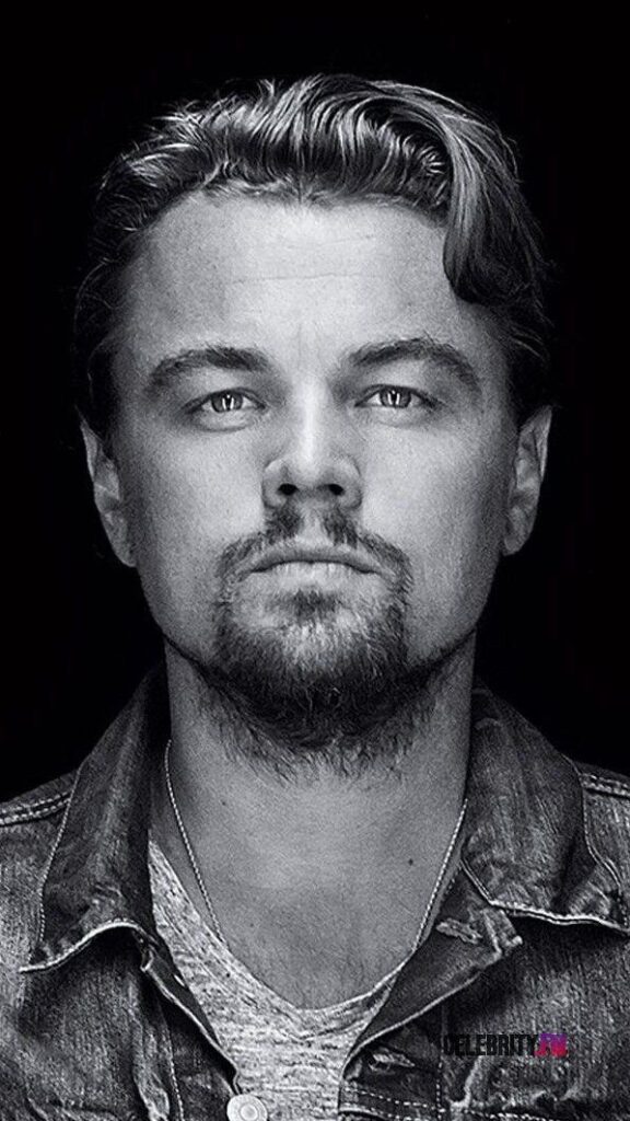 Leonardo DiCaprio'nun siyah beyaz portresi, denim ceketli ve sakallı