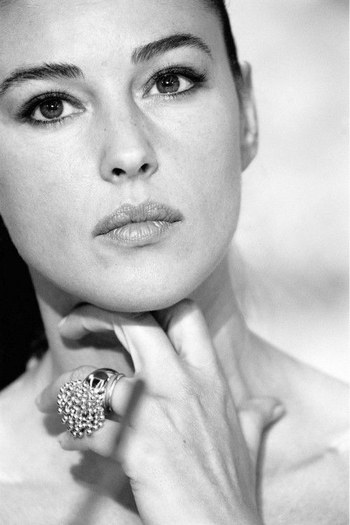Monica Bellucci'nin eli çenesinde büyük yüzüklü siyah beyaz portresi
