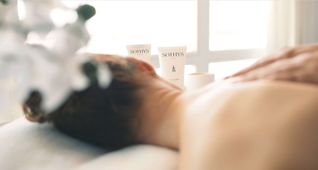 Sothys ürünleriyle rahatlatıcı sırt masajı yapılan bir spa deneyimi