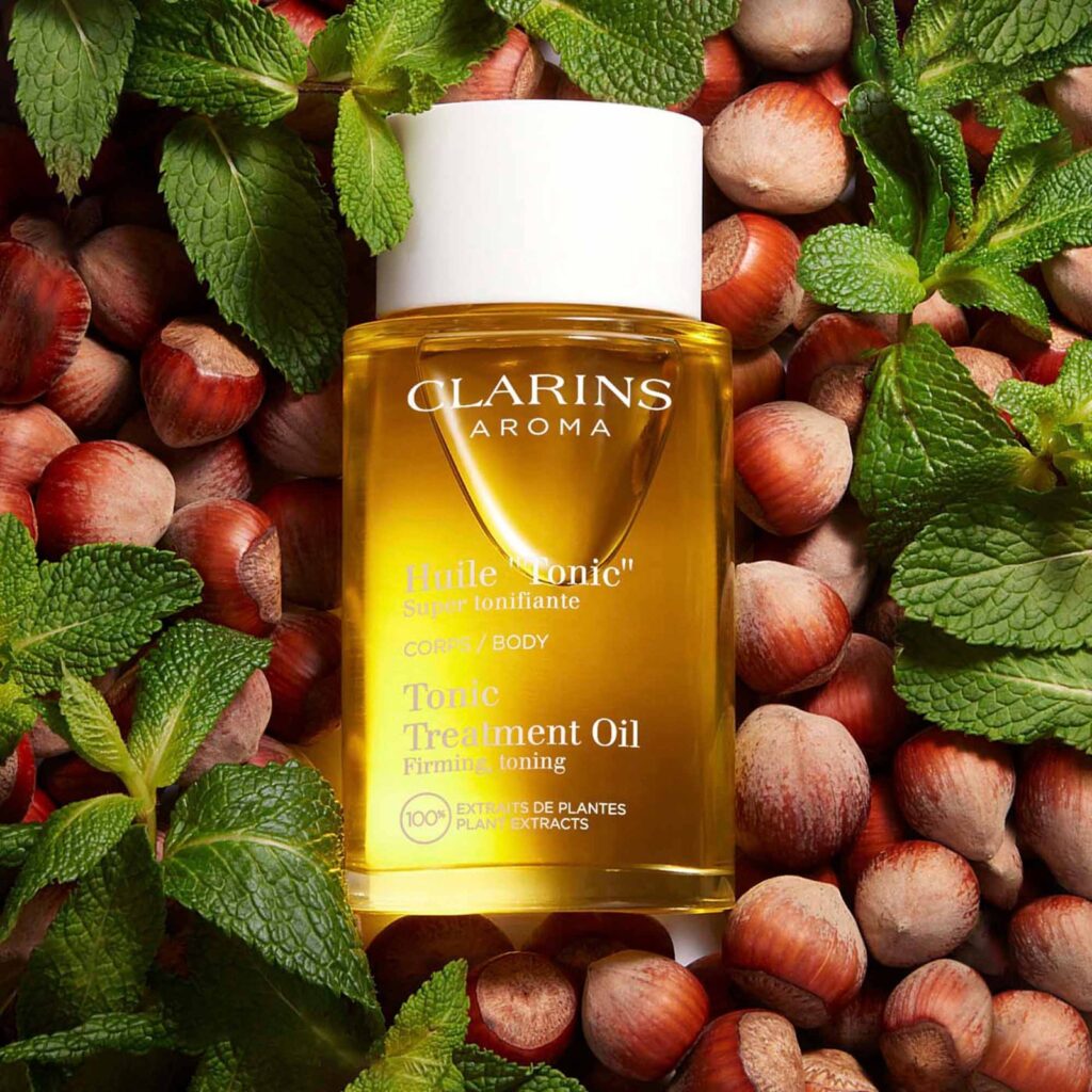 Clarins Aroma Toniq yağı, fındık ve taze nane yaprakları arasında