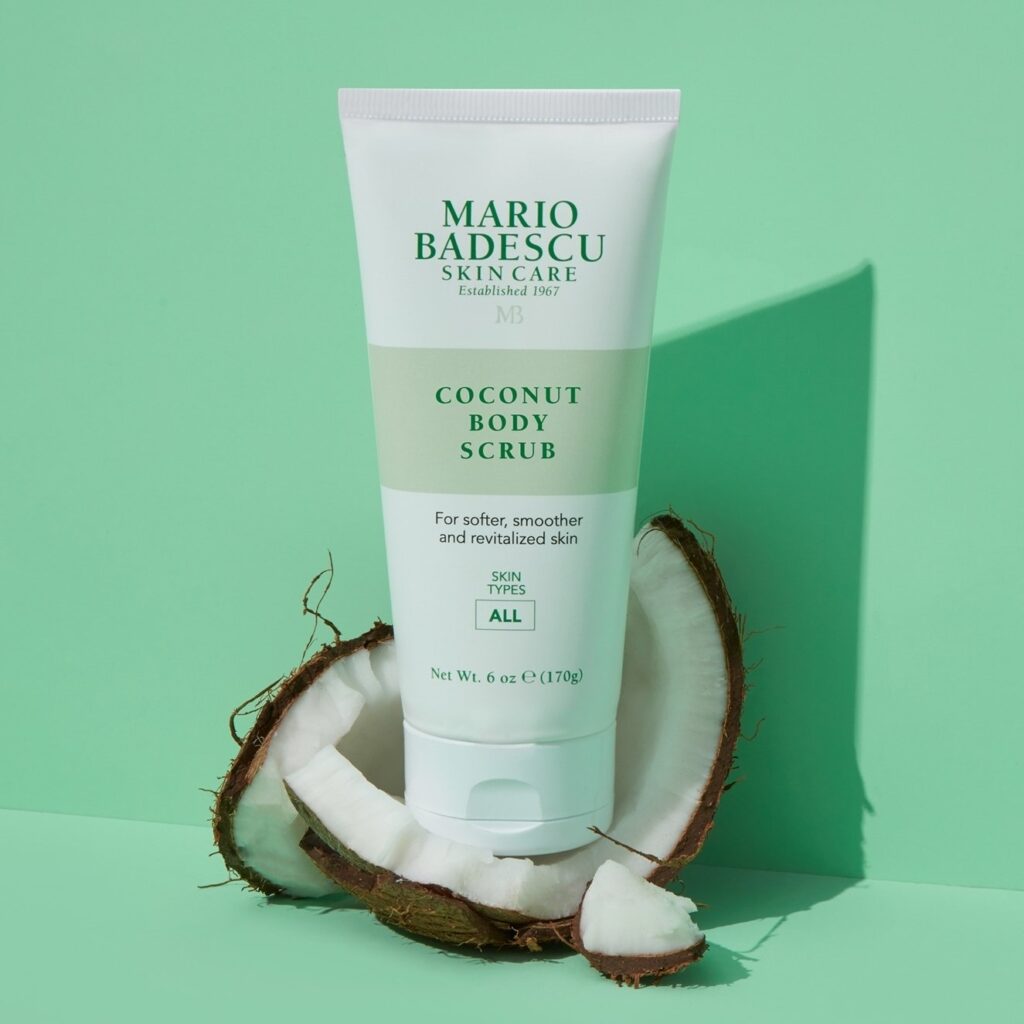 Mario Badescu Hindistan Cevizi Vücut Peelingi kırık hindistan ceviziyle yeşil fonda