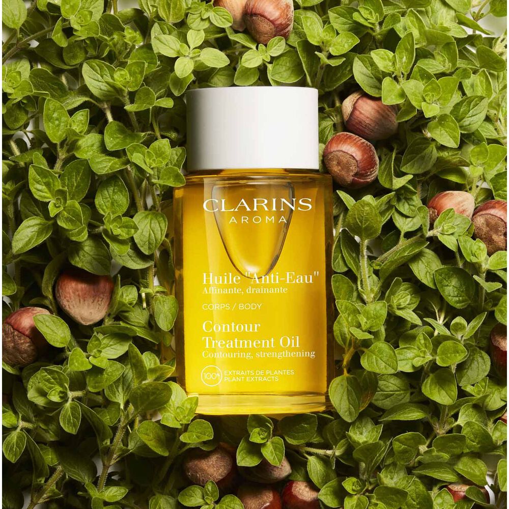 Clarins Anti-Eau yağı yeşil yapraklar ve fındıklar arasında