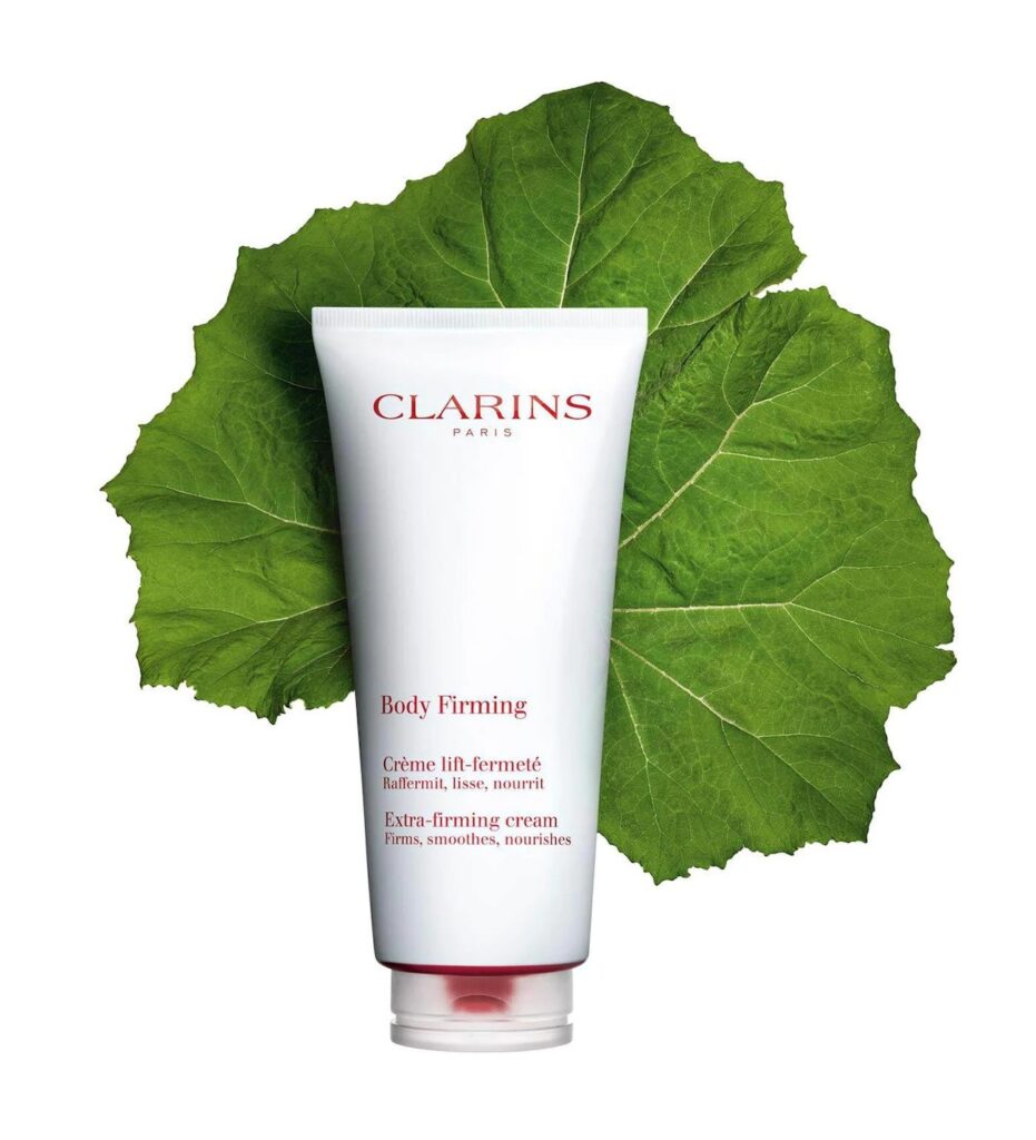 Clarins vücut sıkılaştırıcı krem doğal yeşil yaprak üzerinde
