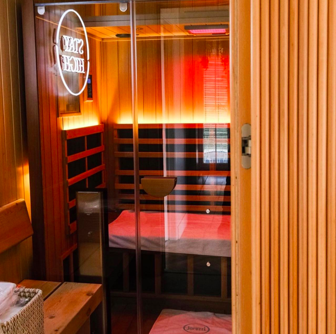 Neon ışıklı cam kapılı, ahşap iç tasarımlı kızılötesi sauna