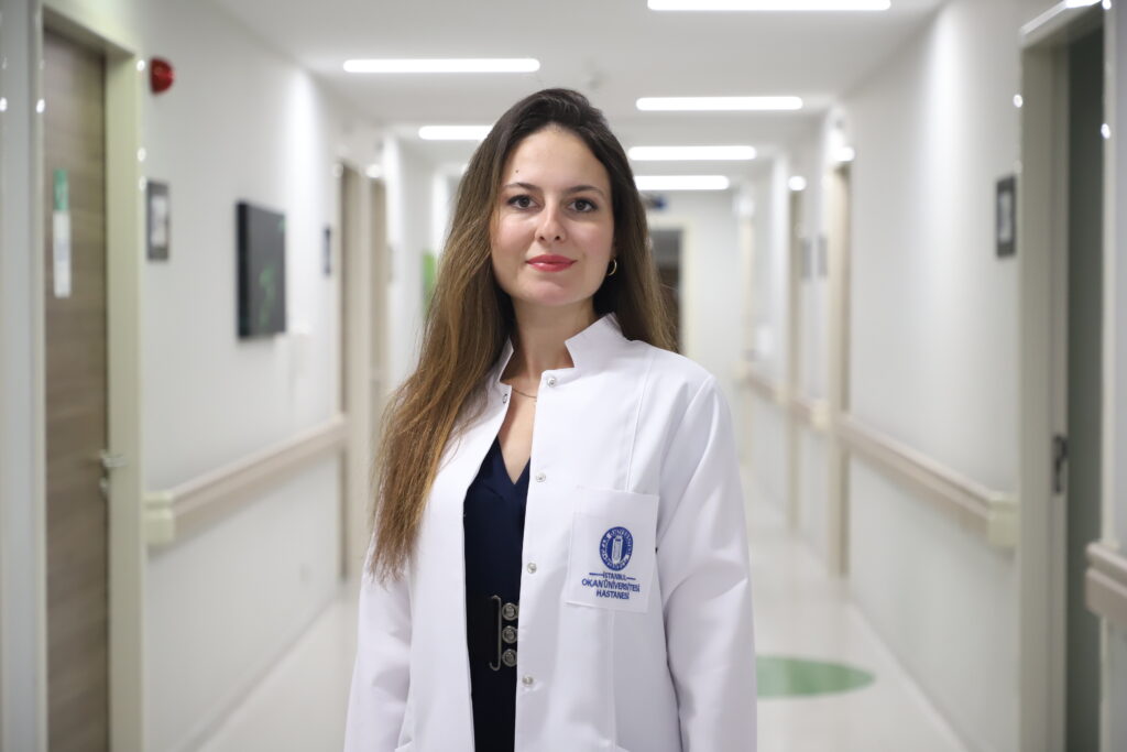 Okan Üniversitesi Hastanesi'nden beyaz önlüklü doktor hastane koridorunda duruyor