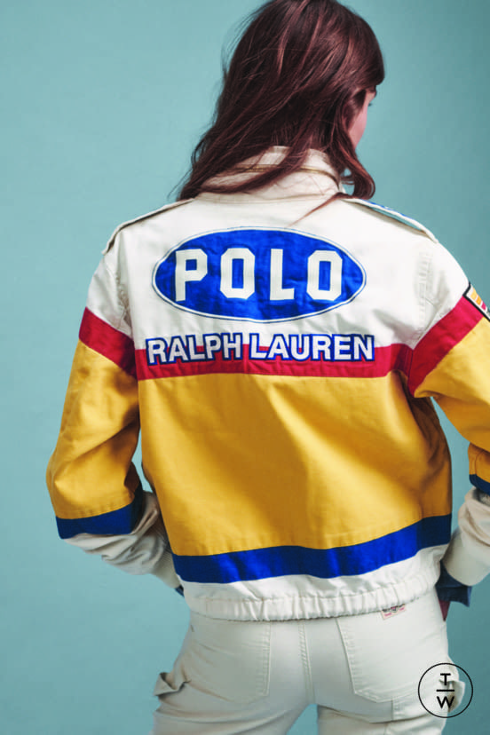 Renkli Polo Ralph Lauren yarış ceketi giyen bir kadının arkası