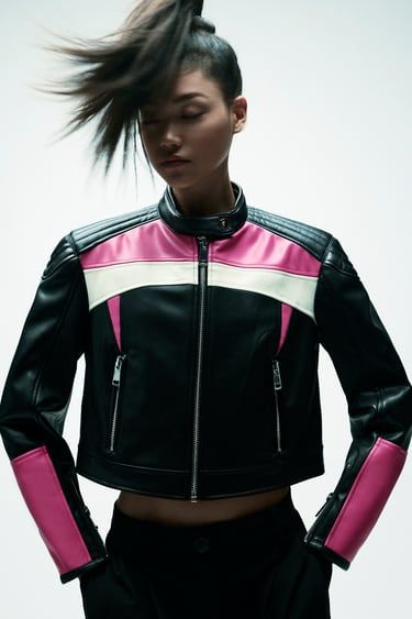 Siyah pembe beyaz panelli motorcu deri ceket giyen genç model