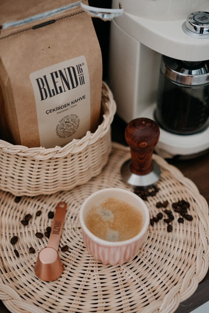 Blend 1601 kahve, taze demlenmiş kahve ve barista ekipmanları sergileniyor